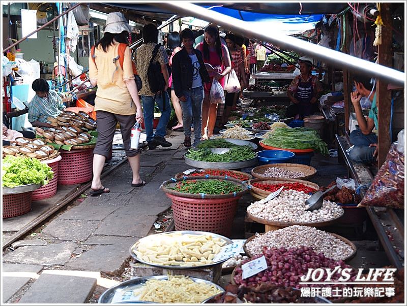 Maeklong railway market 鐵道市場，火車擦身而過的驚險奇特體驗! - nurseilife.cc