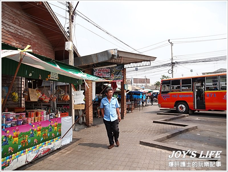 Maeklong railway market 鐵道市場，火車擦身而過的驚險奇特體驗! - nurseilife.cc