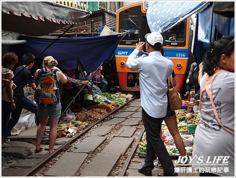 Maeklong railway market 鐵道市場，火車擦身而過的驚險奇特體驗! - nurseilife.cc