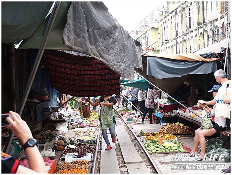 Maeklong railway market 鐵道市場，火車擦身而過的驚險奇特體驗! - nurseilife.cc