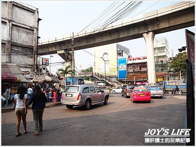 Maeklong railway market 鐵道市場，火車擦身而過的驚險奇特體驗! - nurseilife.cc