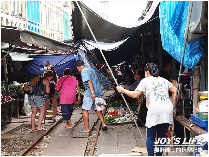 Maeklong railway market 鐵道市場，火車擦身而過的驚險奇特體驗! - nurseilife.cc