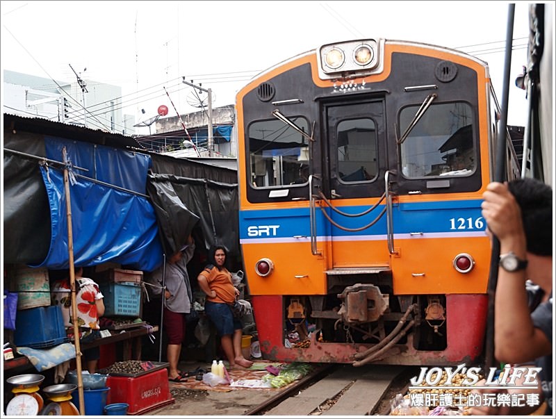 Maeklong railway market 鐵道市場，火車擦身而過的驚險奇特體驗! - nurseilife.cc