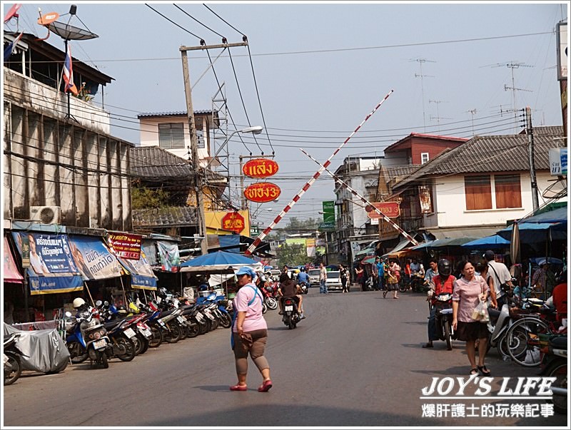 Maeklong railway market 鐵道市場，火車擦身而過的驚險奇特體驗! - nurseilife.cc