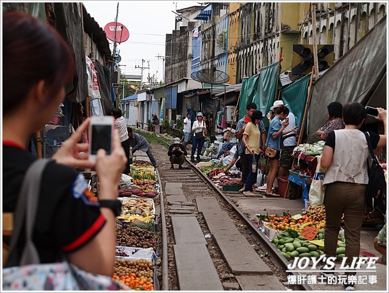 Maeklong railway market 鐵道市場，火車擦身而過的驚險奇特體驗! - nurseilife.cc